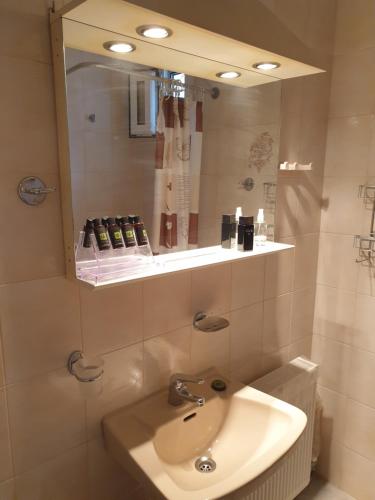 La salle de bains est pourvue d'un lavabo et d'un miroir. dans l'établissement Makis Studios & Apartments, à Poros