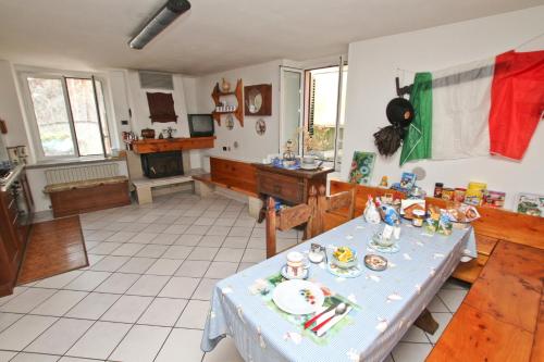 sala de estar con mesa y mantel azul en B&B Località Manzoniane, en Lecco