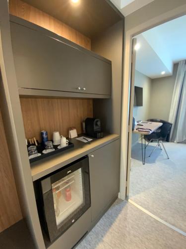 a room with a kitchen with a stove in it at Le Renaissance in Mont-de-Marsan