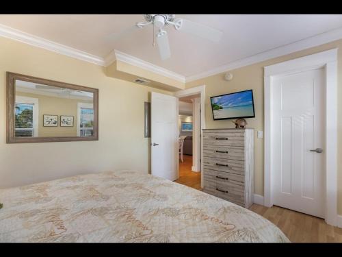 Katil atau katil-katil dalam bilik di 4200 GULF DRIVE UNIT 108 home