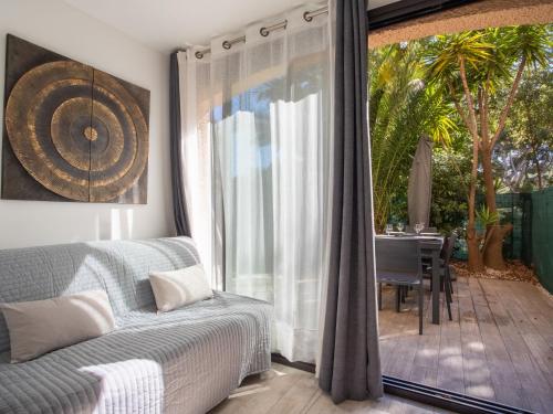 - une chambre avec un lit et une terrasse avec une table dans l'établissement Studio Les Mimosas Bleus-4 by Interhome, à Bormes-les-Mimosas