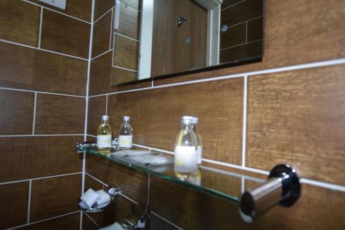 A bathroom at Lucky 8 Hotel 