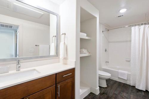 ein weißes Bad mit einem Waschbecken und einem WC in der Unterkunft Landing at The Monroe - 2 Bedrooms in Montopolis in Austin