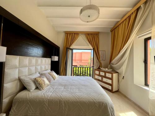 - une chambre avec un grand lit et une fenêtre dans l'établissement Villa Sofia - Golf Amelkis Marrakech, à Marrakech