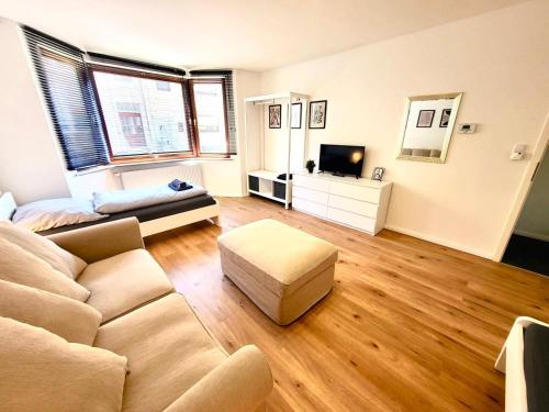 salon z kanapą i telewizorem w obiekcie Frisch sanierte 2-Zimmer-Wohnung bis zu 5 Personen w Bremie