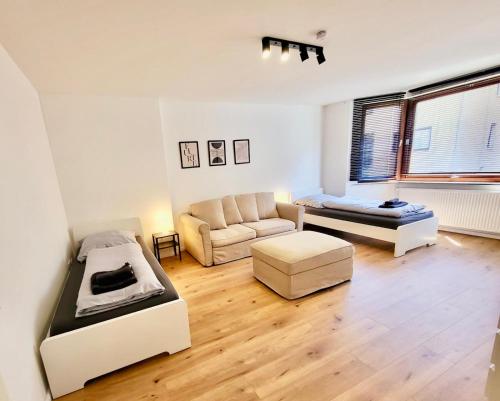 salon z 2 łóżkami i kanapą w obiekcie Frisch sanierte 2-Zimmer-Wohnung bis zu 5 Personen w Bremie