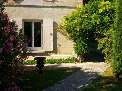 Κήπος έξω από το Domaine de Monein