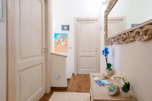 a room with a door and a table and a mirror at La rosa dei venti in Villasimius