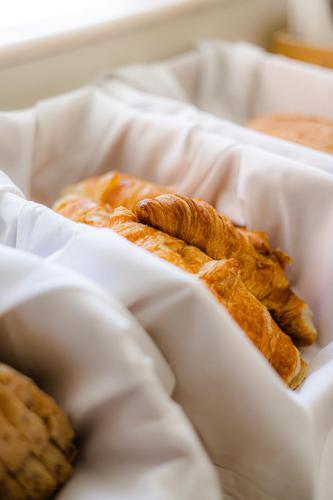 zwei Laibe Brot auf einem Bett in der Unterkunft Green Coast Surf House in Espinho