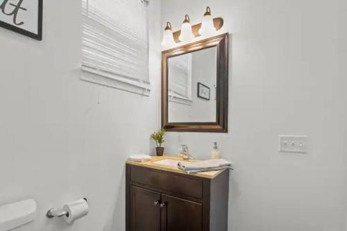 een badkamer met een wastafel en een spiegel bij Multiple homes side by side downtown in Indianapolis