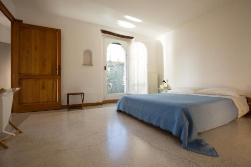 a bedroom with a bed and a large window at Casa Gianfranco - ACrapa Mangia in Santa Maria di Castellabate