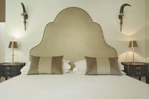 ガリポリにあるMaison D'Enrìのベッドルーム1室(白い大型ベッド1台、ナイトスタンド2台付)