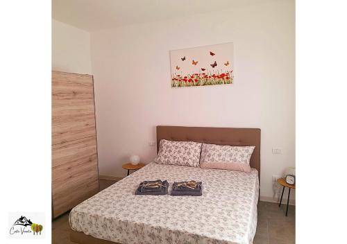 ein Schlafzimmer mit einem Bett mit zwei Taschen darauf in der Unterkunft Corte Veneta in Castelnuovo del Garda