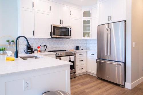 New 1 Bed Condo with Mtn Viewsにあるキッチンまたは簡易キッチン