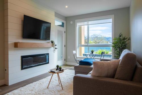 ハリソン・ホット・スプリングスにあるNew 1 Bed Condo with Mtn Viewsのソファと暖炉のあるリビングルーム