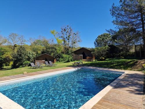 - une piscine en face d'une maison dans l'établissement Domaine La Sauzette, à Cazilhac