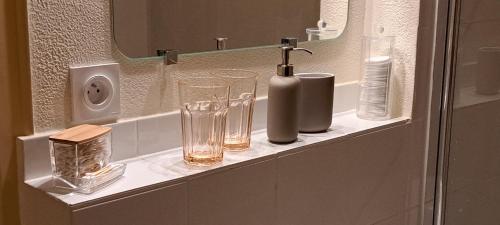 baño con lavabo con gafas y espejo en La Vernassonne, en Alzonne