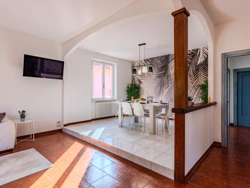 Una cocina y un comedor con mesa y sillas. en Apartment Leo by Interhome, en Lenno