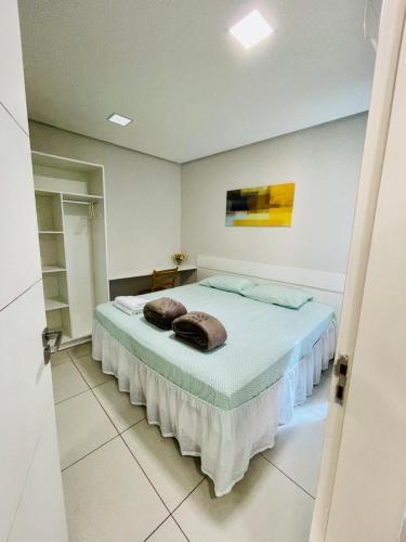 ein Schlafzimmer mit einem Bett mit Handtüchern darauf in der Unterkunft Flats Manoel Tavares 102 in Garanhuns
