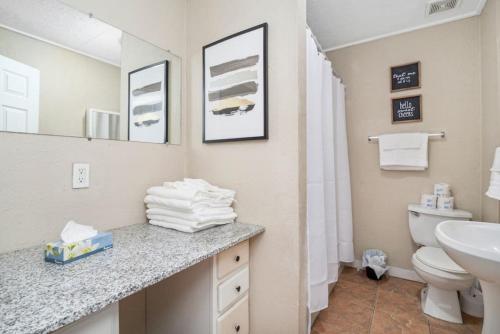 a bathroom with a sink and a toilet at Perfect for families in Soulard