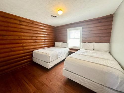 Ліжко або ліжка в номері Cottage 9-Lees Ford Marina