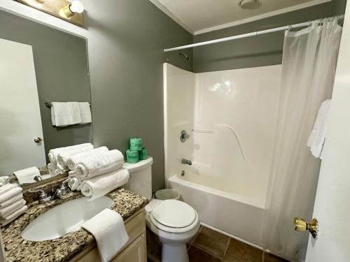 Et badeværelse på Cottage 14- Lees Ford Marina