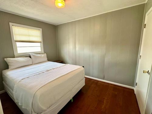 En eller flere senge i et værelse på Cottage 14- Lees Ford Marina