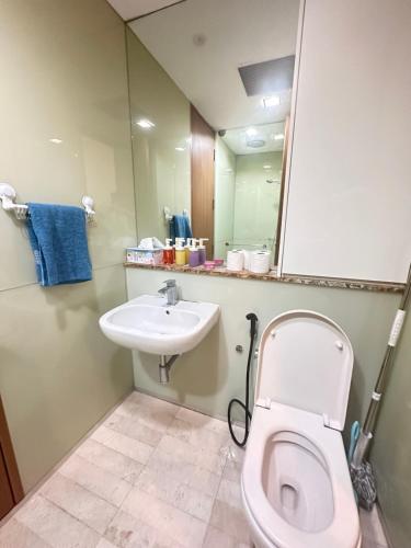 2bedroom soho suites klcc في كوالالمبور: حمام مع مرحاض ومغسلة