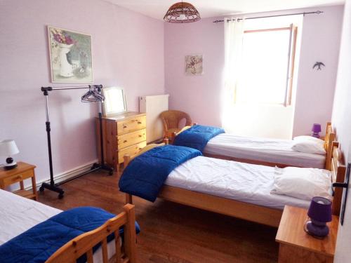 Un pat sau paturi într-o cameră la Maison de 4 chambres avec jardin amenage a Mercoeur