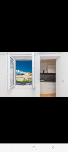 a room with a window with a view of the desert at Apartments Gavran 3 in Baška Voda