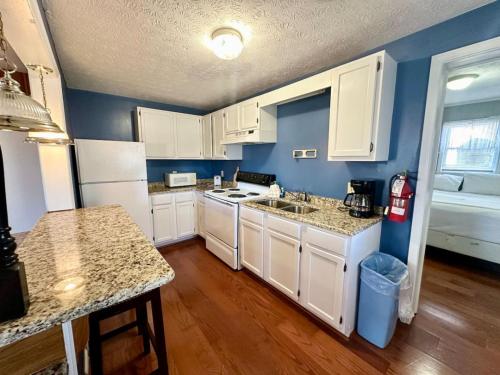 eine Küche mit weißen Schränken und einer Arbeitsplatte in der Unterkunft Cottage 7 Lees Ford Marina in Nancy