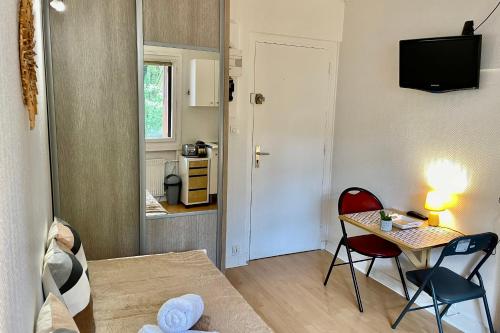 TV a/nebo společenská místnost v ubytování Le Petit Urbain - Studette 1 personne Ecully avec parking privé