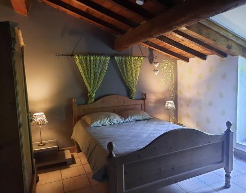 ein Schlafzimmer mit einem großen Bett in einem Zimmer in der Unterkunft Domaine La Sauzette in Cazilhac