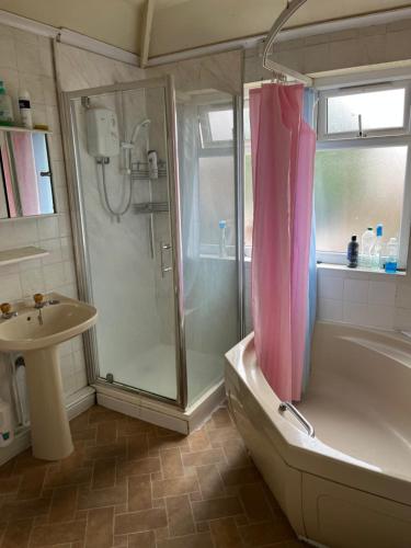 萊斯特的住宿－Leicester UK Room 3 Edward House，带淋浴、浴缸和盥洗盆的浴室
