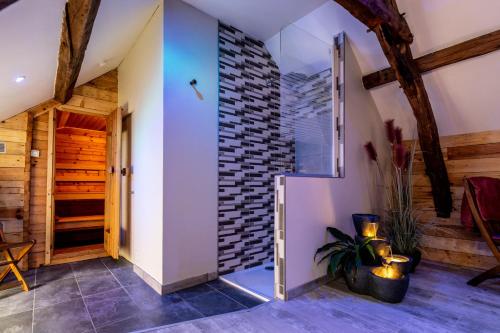 a room with a brick wall and a doorway at Au repos de la licorne in Gommegnies