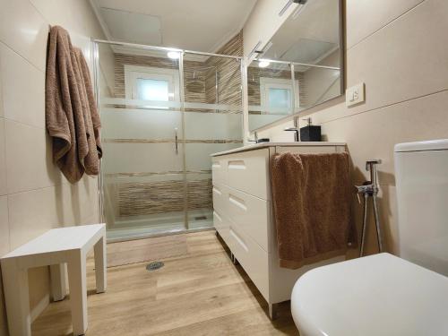 ein Bad mit einem WC und einer Glasdusche in der Unterkunft Piso Piedra Alta in Cangas