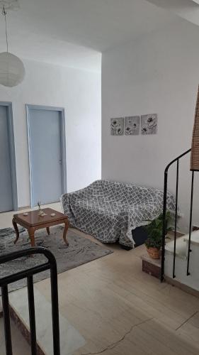 Un dormitorio con una cama y una mesa. en KONSTANTINA Rental Rooms, en Menídion