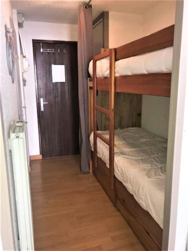 a room with two bunk beds and a door at Appart à la montagne in Arâches-la-Frasse