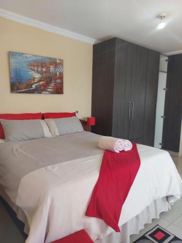 Postel nebo postele na pokoji v ubytování Hlophe's Place