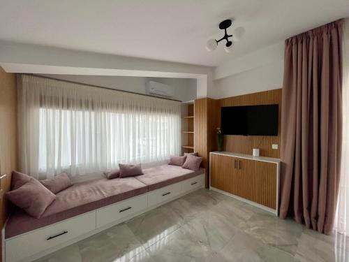 - une chambre avec un grand lit et une grande fenêtre dans l'établissement Milena's Luxury Villa, à Nea Iraklitsa