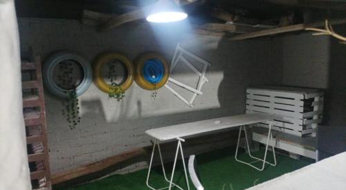 una habitación con tres frisbees en una pared en La posada del Kintsugi, en Pilas