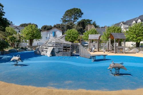 une peinture d'une aire de jeux avec un toboggan et des dauphins dans l'établissement 500m Plage des Libraires - Maison 4 chambres, à Pornichet