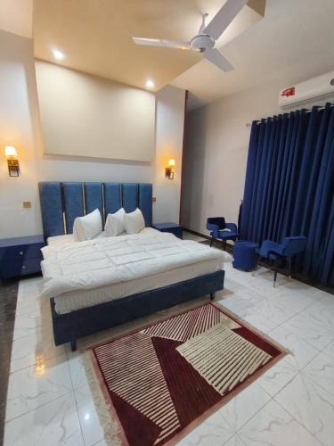 Ліжко або ліжка в номері Hotel Galaxy Inn Multan