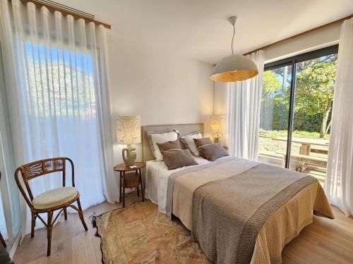 une chambre avec un lit et une grande fenêtre dans l'établissement Villa Cap d'Antibes, à Antibes