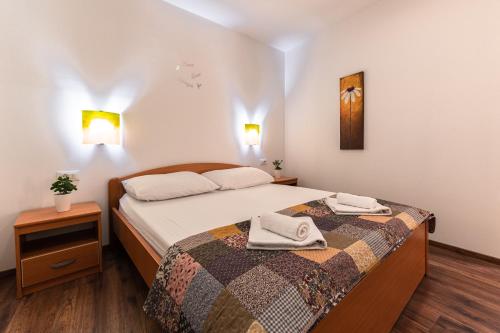 - une chambre avec un lit et 2 serviettes dans l'établissement Villa Old Town, à Šibenik
