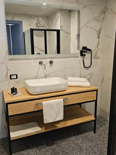 Ein Badezimmer in der Unterkunft Costiero Elegant Suites B&B Gallipoli