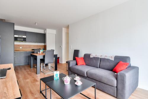 un salon avec un canapé et une table dans l'établissement Pause relaxante à Saint-Jean-de-Monts, à Saint-Jean-de-Monts