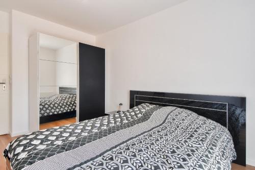 une chambre avec un grand lit et un miroir dans l'établissement Pause relaxante à Saint-Jean-de-Monts, à Saint-Jean-de-Monts