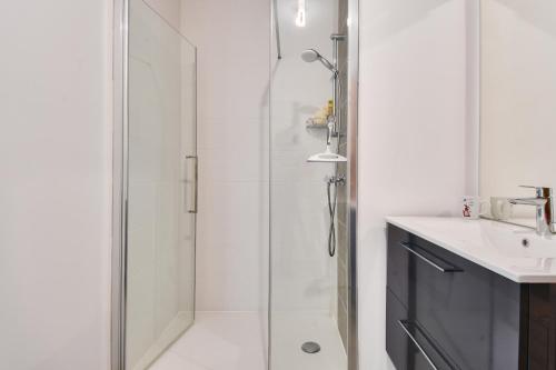 une douche avec une porte vitrée dans une salle de bain dans l'établissement Pause relaxante à Saint-Jean-de-Monts, à Saint-Jean-de-Monts