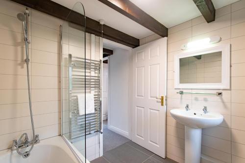 圣艾夫斯Tregenna Castle Self Catering的带水槽和淋浴的浴室